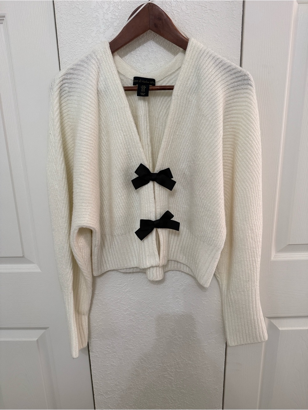 House of Harlow 1960 Cream V-Neck Bow-Front Cardigan
